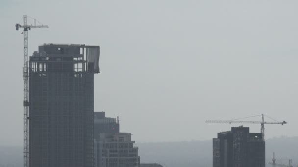 Bouw Kranen Toren Boven Nieuwe Wolkenkrabbers Het Centrum Van Los — Stockvideo