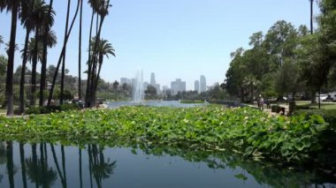 Echo Park'ta gölden Los Angeles şehir görünümünü çarpıcı