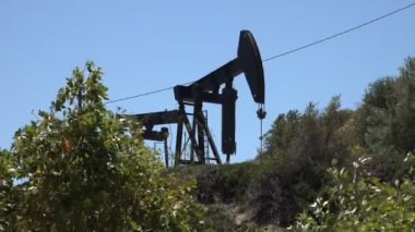Petrol pompa Vale kentin tepedeki