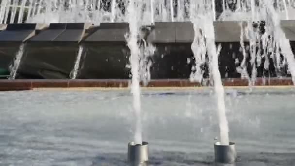 Nahaufnahme Von Wasserfontänen Einem Schambrunnen — Stockvideo