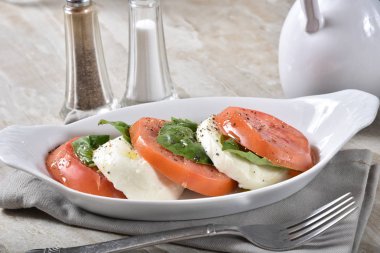 Taze caprese salatası uzun bir tabak içinde closeup