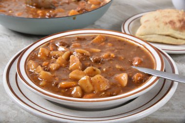 Bir kase sıcak sığır eti güveç yemek rulo ile closeup