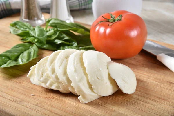 Ser Mozzarella Slized Pomidorów Bazylii Sałatka Caprese — Zdjęcie stockowe