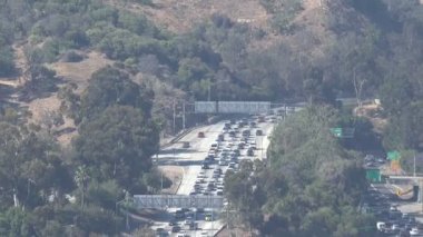 Bir Los Angeles karayolunda trafik Ariel görünümü