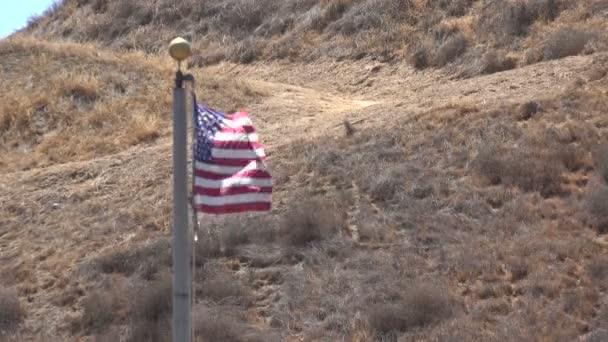 Amerikai Zászlót Fúj Egy Elhagyatott Dombos Sivatagi Terepen Hasonlít Battlefield — Stock videók