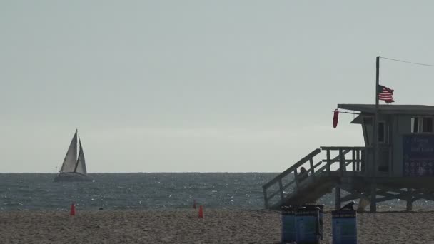 Zeilboot Een Badmeester Hutje Aan Oever — Stockvideo