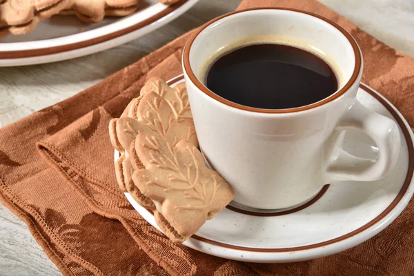 Deliziosi Biscotti Ripieni Crema Acero Con Una Tazza Caffè — Foto Stock