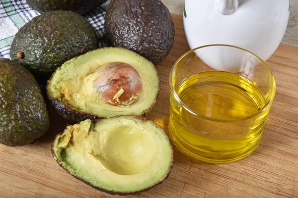 Een Schotel Van Verse Avocado Olie Met Hele Avocado — Stockfoto