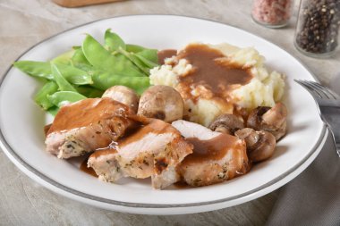 Kızartma pork loin kar bezelye ve patates püresi ile