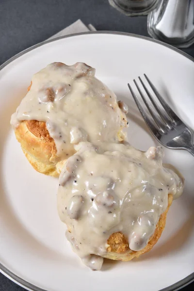 Vue Aérienne Des Biscuits Sauce Aux Morceaux Saucisse — Photo