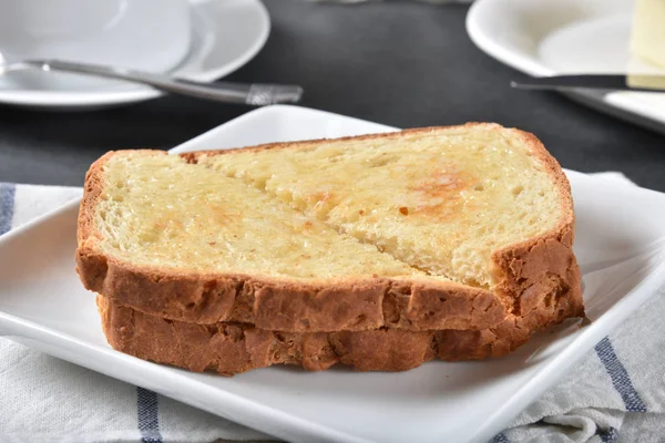皿の上の熱いバター付きグルテン無料トーストのスライス — ストック写真