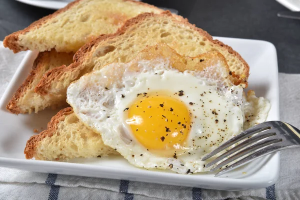Ηλιόλουστη Πλευρά Επάνω Τηγανητό Αυγό Ζεστό Βουτυρωμένο Ψωμί Για Πρωινό — Φωτογραφία Αρχείου