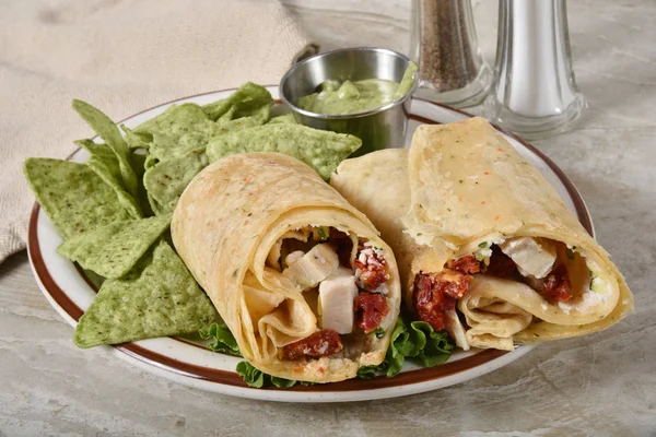 Sanduíche Frango Com Tomate Seco Guacamole Com Sabor Tortilla Chips — Fotografia de Stock