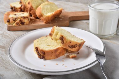 Gurme kek bir bardak süt ile dilimlenmiş