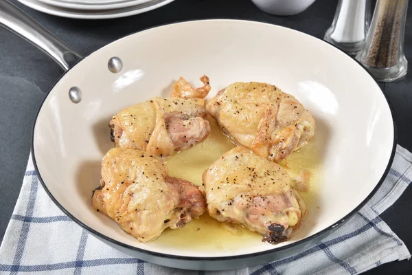 Gurme tavuk uyluk bir dökme demir tavada kızarmış