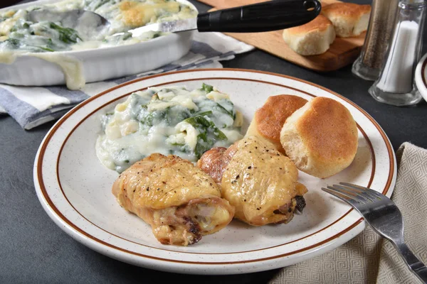 Délicieux Dîner Poulet Avec Purée Épinards Biscuits — Photo