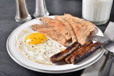 Lezzetli sosis ve kızarmış yumurta kahvaltı organik mulit-buğday ekmeği ve tereyağı ile