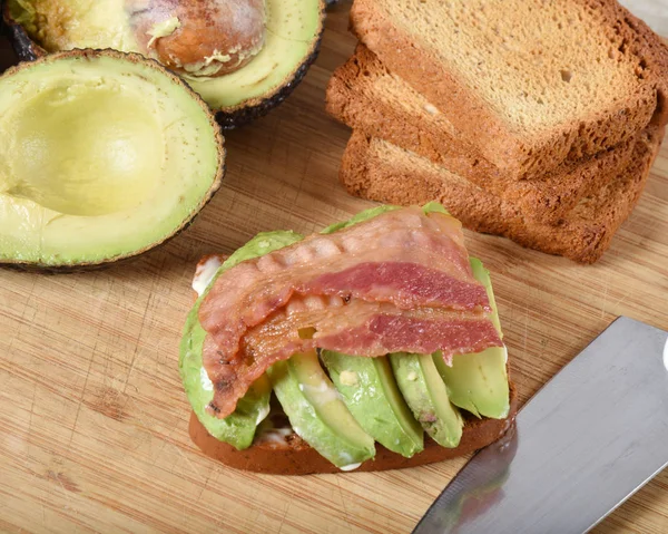 Hög Vinkel Syn Att Göra Bacon Avocado Smörgås Gluten Gratis — Stockfoto