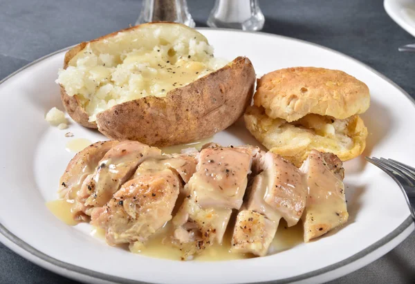 Nahaufnahme Eines Tellers Gebratene Hühnerbrust Mit Gebackenen Kartoffeln Und Keksen — Stockfoto