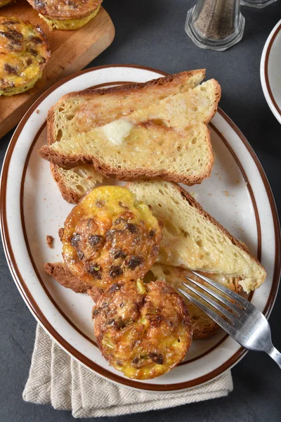 Mini sosis peynirli omlet — Stok fotoğraf