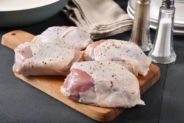 Ready to cook chicken thighs — Stock Photo, Image