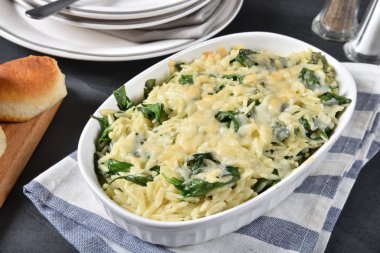 Parmesan, ıspanak orzo makarna