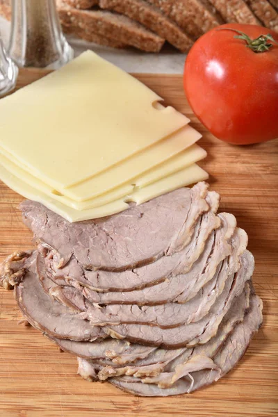Carne assada em fatias e queijo suíço — Fotografia de Stock