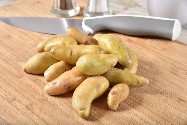 Baby yellow potatoes on a cutting board — Stock Photo, Image
