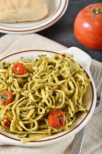 Linguine z pesto i pomidorami — Zdjęcie stockowe