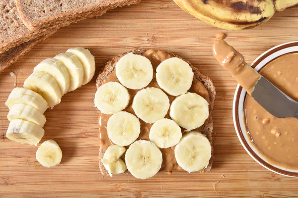 Preparare panino alla banana al burro di arachidi — Foto Stock