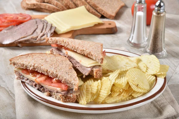 Roast beef sandwich with potato chips — Stock Photo, Image