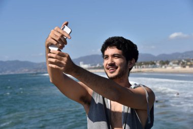 Okyanusta bir selfie alarak tatile yakışıklı adam