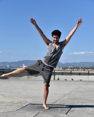 Tatilde mutlu genç adam