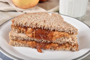 Fıstık Ezmeli ve Jöleli Sandviç