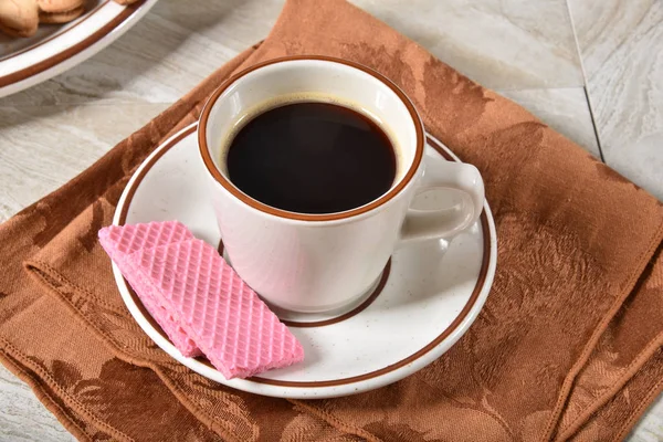 Strawberry cookies with coffee — Stock Photo, Image