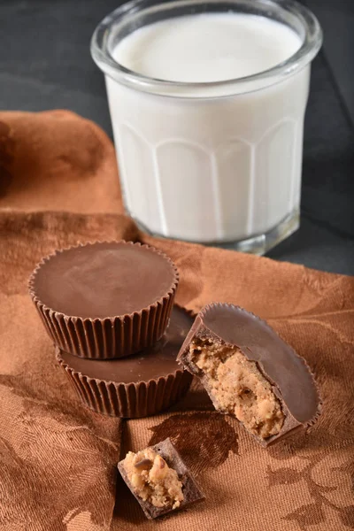 Peanut butter cups with milk — Stock Photo, Image