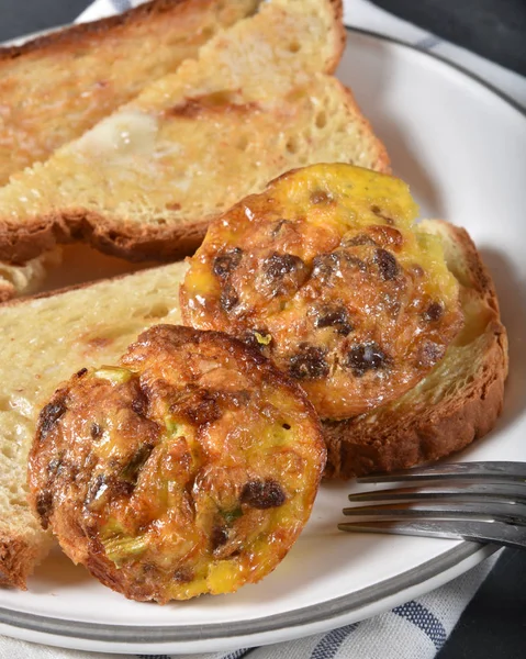 Salsicha assada e omeletes de queijo com torrada — Fotografia de Stock