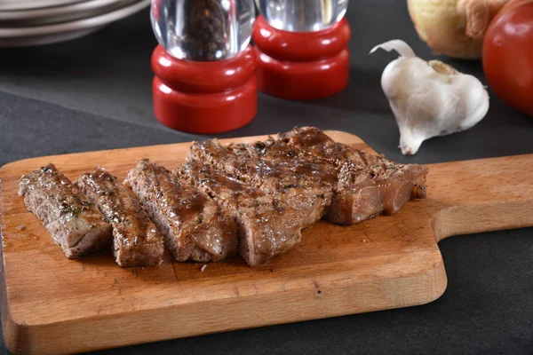 Geschnittenes New York Strip Steak — Stockfoto