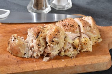 Dilimlenmiş tavuk göğsü yakın