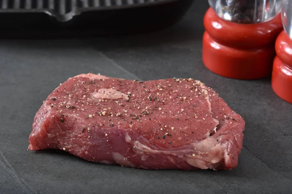 Ongekookte top ronde steak — Stockfoto