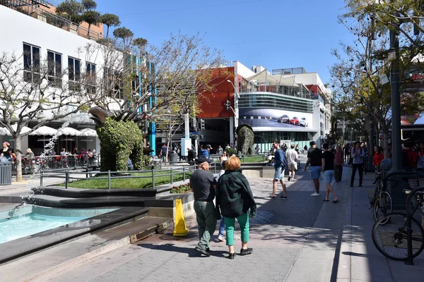 Vásárlók élvezik a harmadik utcai sétány Santa Monica — Stock Fotó