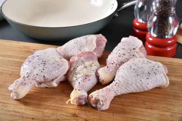 Palitos de pollo crudo sazonados —  Fotos de Stock