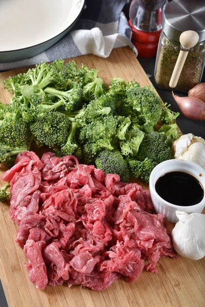 Сырое мясо и брокколи — стоковое фото