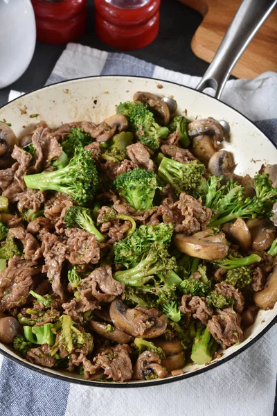Hot beef and broccoli in a skillet — Stock Photo, Image