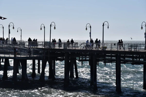 Santa Monica İskelesi'ndeki turistler — Stok fotoğraf