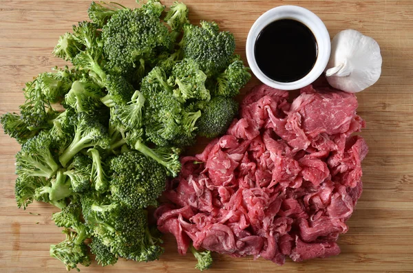 Carne crua e brócolis Vista aérea — Fotografia de Stock