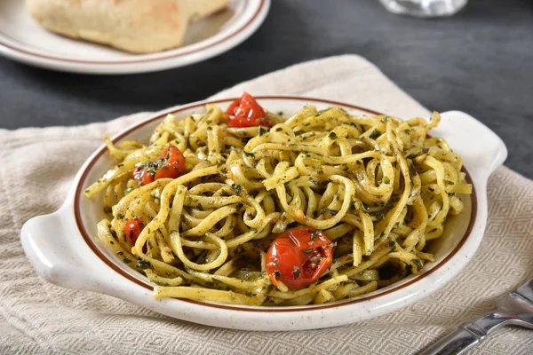 Bazylia smakosz pesto Linguine — Zdjęcie stockowe