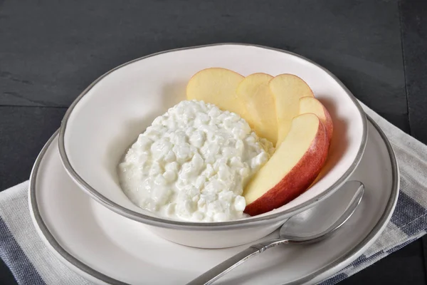 Cottage cheese with sliced apple — Stock Photo, Image
