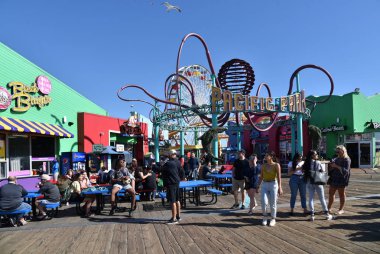 Santa Monica İskelesi'ndeki Pacific Park Eğlence Parkı