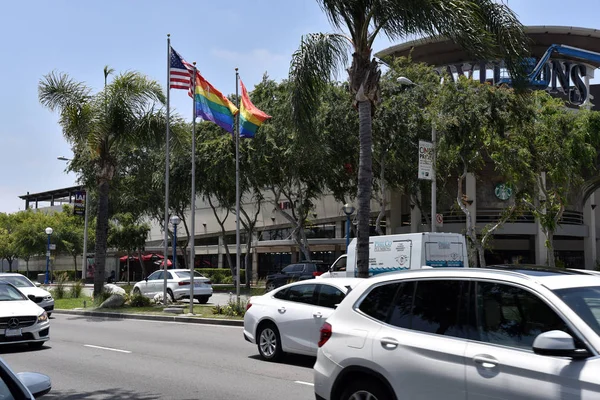 Гей прапори гордості Flying на Санта-Моніці бул — стокове фото